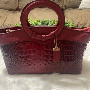 -00083 NWOT PREMIUM LEATHER CROCODILE PATTERN HANDBAG.